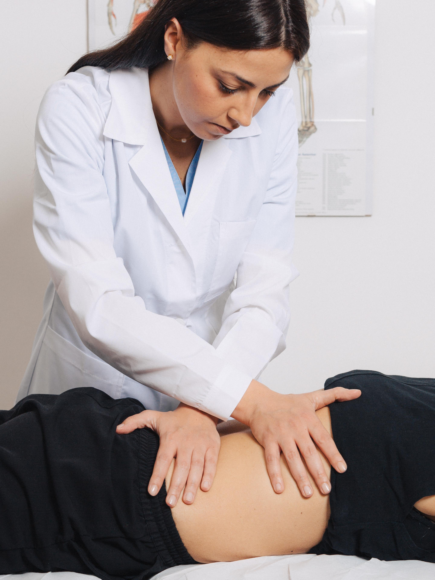 Mani dell'osteopata durante un trattamento manuale delicato in studio a Bisceglie